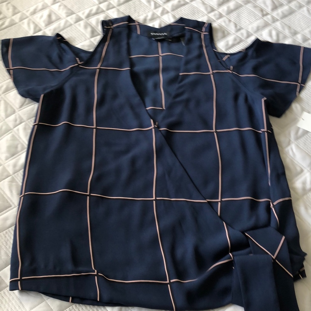 NWT Ladies Cold shoulder top !!